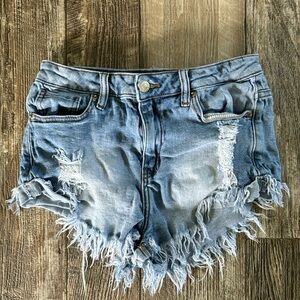 🌟AKIRA 🌟 SEXY DISTRESSED WOMEN 🌟JEAN SHORTS, SIZE MEDIUM